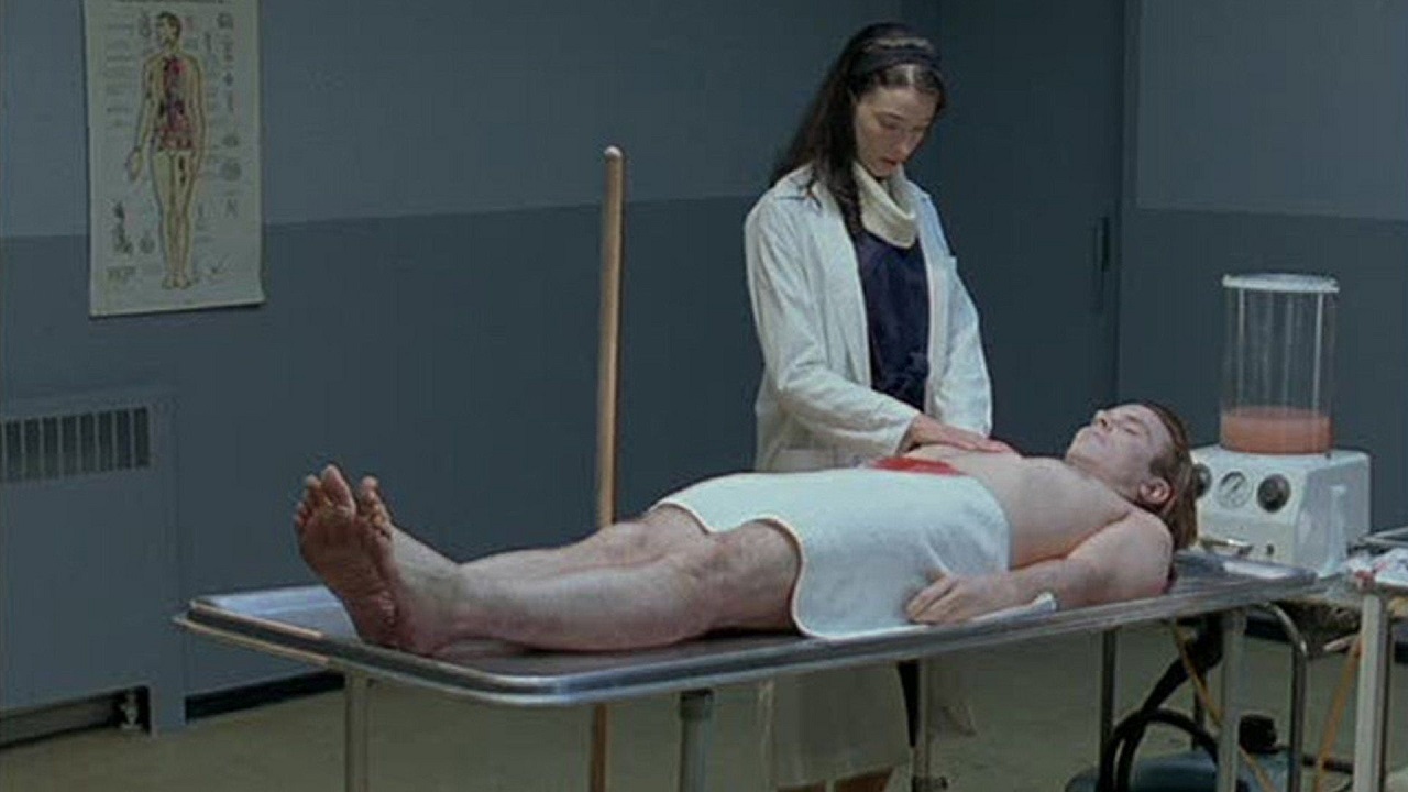 Molly Parker tends a corpse in Kissed (1996)