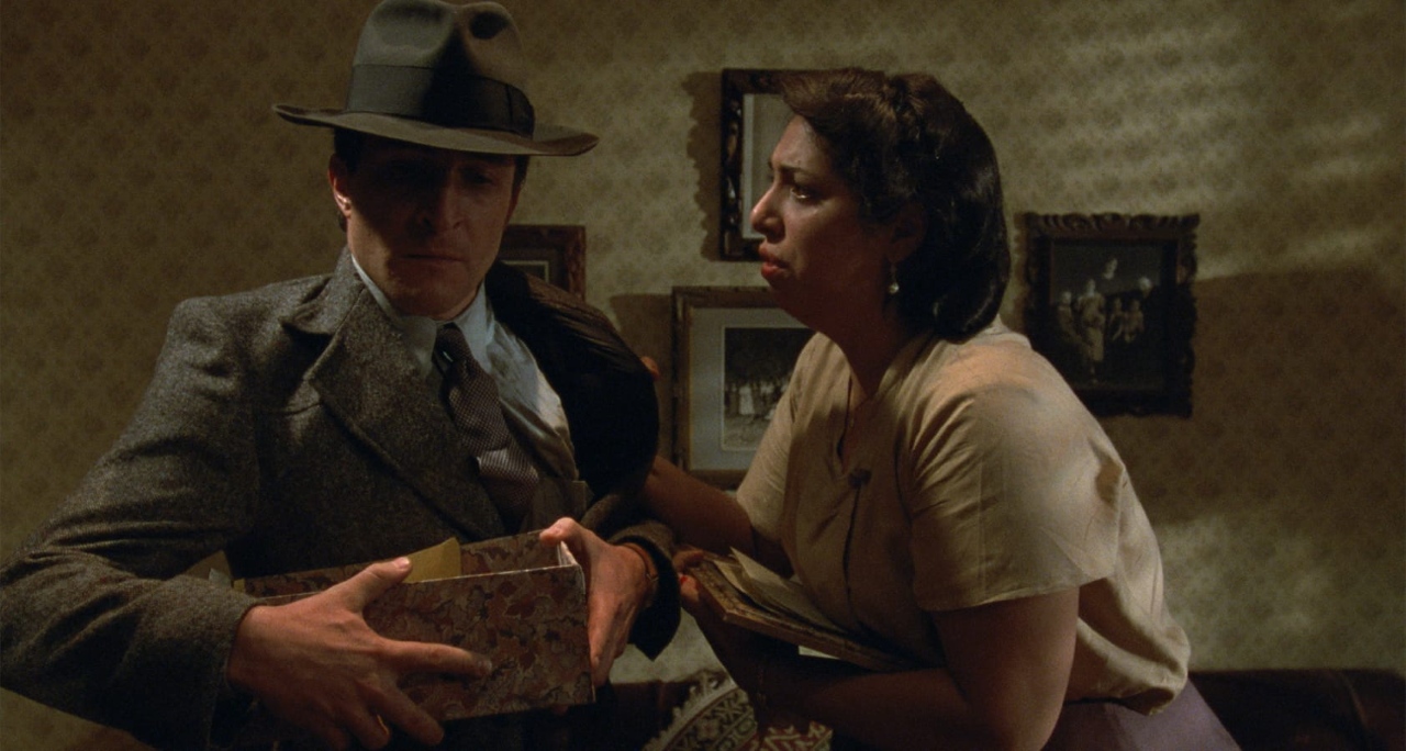 Daniel Gimenez Cacho and Regina Orozco in Deep Crimson (1996)