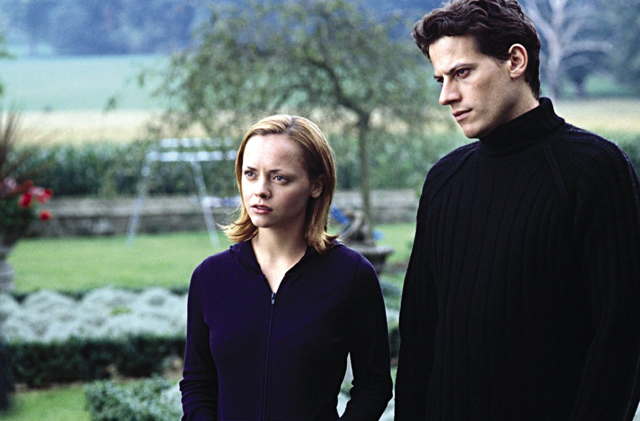 Christina Ricci and Ioan Gruffudd in The Gathering (2003)