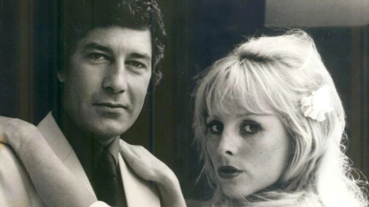 Charles Bind (Gareth Hunt) and Carlotta Muff (Fiona Curzon) in Licensed to Love and Kill (1979)