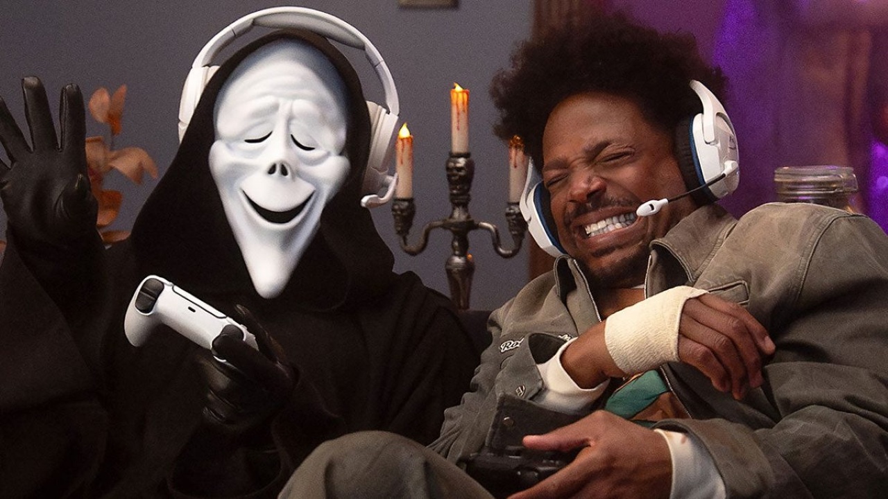Marlon Wayans and Ghostface in Scary Movie (2026)